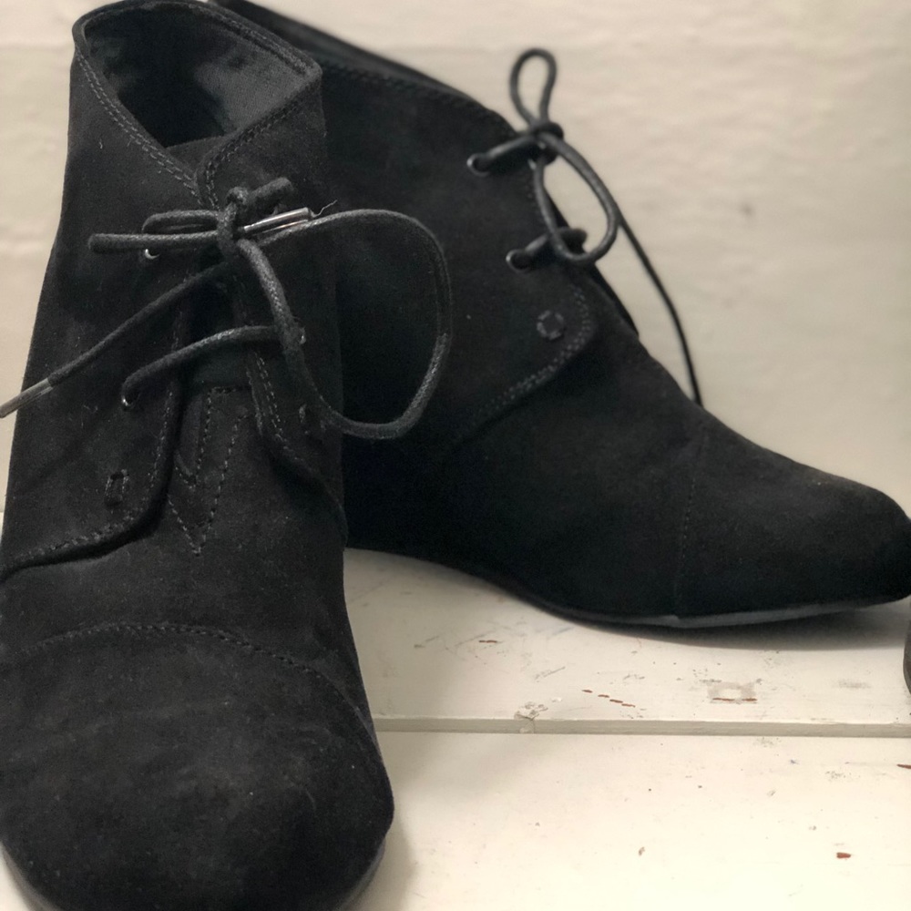 Black wedge boots